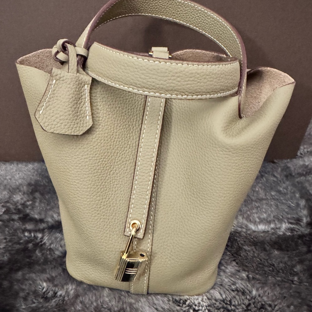 Elegant Taupe Leather Handbag - NEW